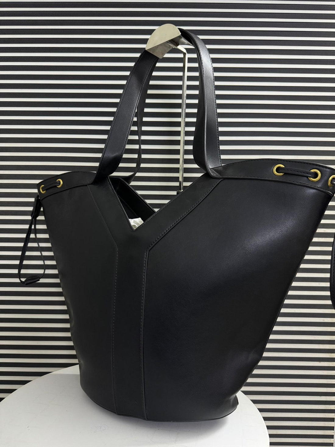 Saint Laurent Y large hobo in leather - Official Model