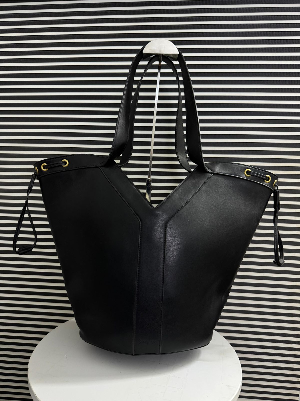 Saint Laurent Y large hobo in leather - Official Model