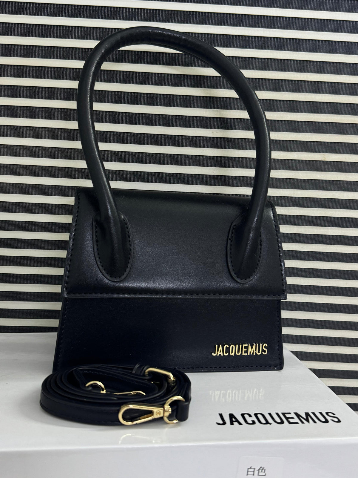 Jacquemes Le Chiquito Moyen Bag