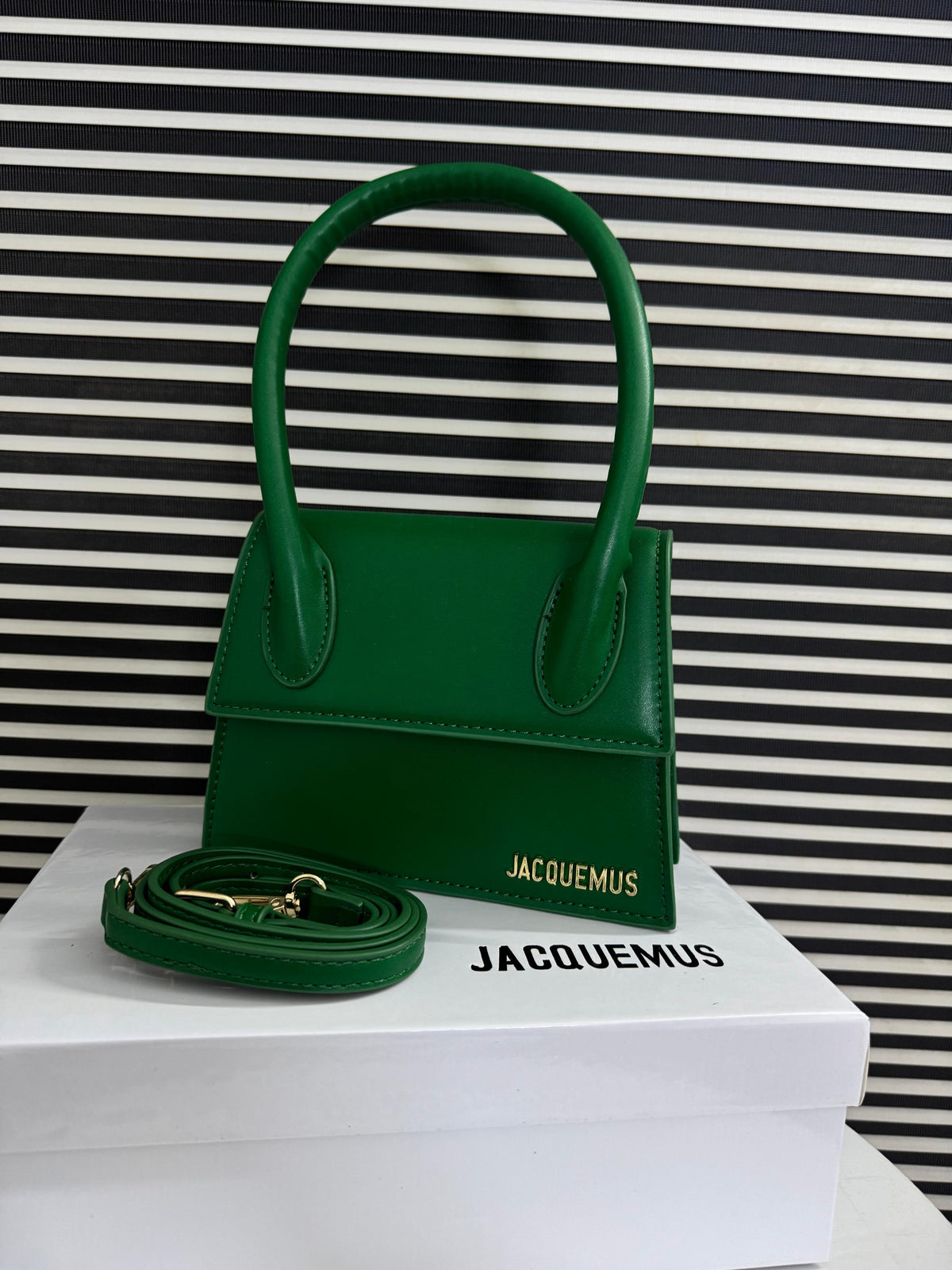 Jacquemes Le Chiquito Moyen Bag