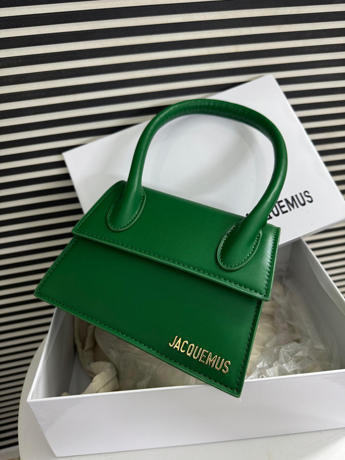 Jacquemes Le Chiquito Moyen Bag