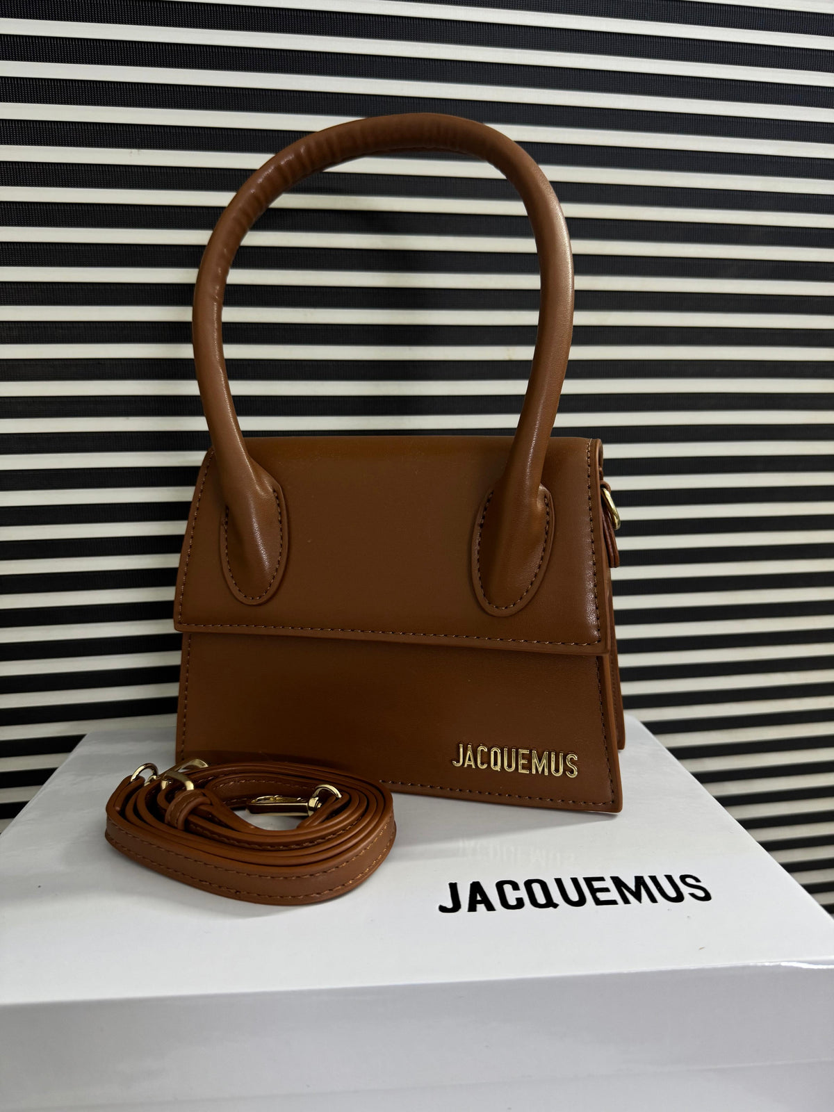 Jacquemes Le Chiquito Moyen Bag
