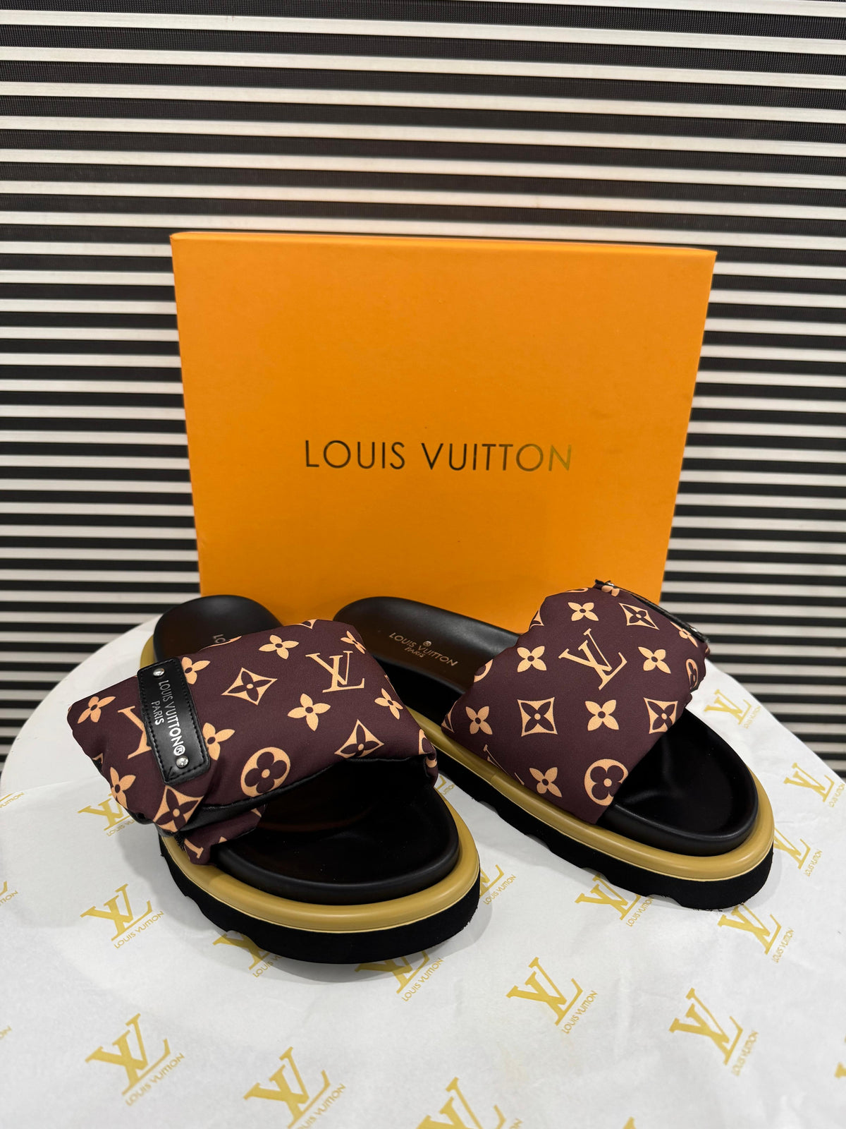 Lv Pool Pillow Flat Comfort Mule